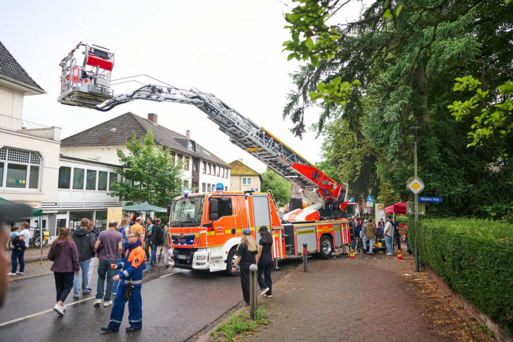 Zu sehen sind Szenen von dem Sommerfest