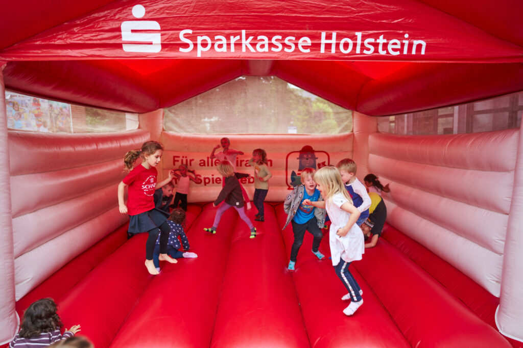 Zu sehen sind Szenen von dem Sommerfest