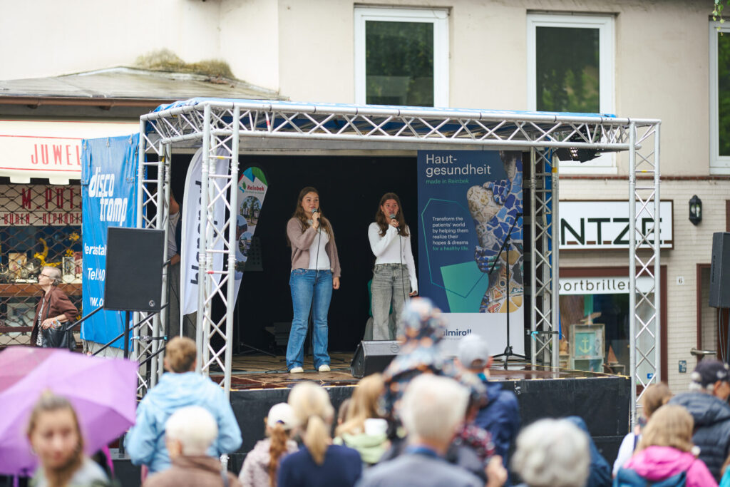 Zu sehen sind Szenen von dem Sommerfest Reinbek "Sommersalon"